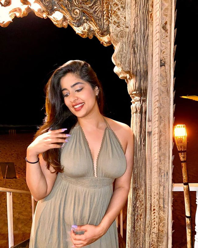 Staggering Glamour Show Of Nikita Sharma In New York